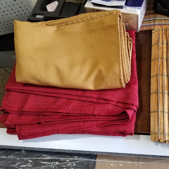 Tablecloth 60" x 102" - Picture 2 of 2